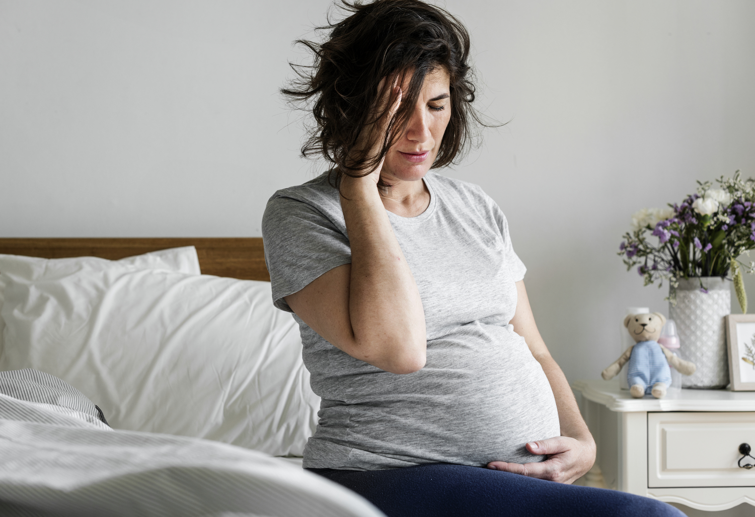 Dor de cabeça na gravidez: por que isso acontece e como aliviar o incômodo
